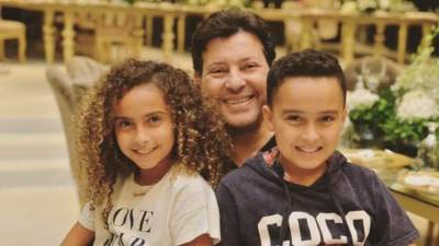 هاني شاكر يشارك جمهوره لاحتفاله بعيد ميلاد توأمي ابنته الراحلة دينا