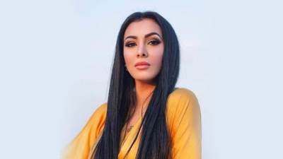 ميريهان حسين تبرز أنوثتها بفستان مكشوف