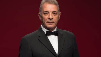 محمود حميدة يستعيد ذريات الصيف من أمام البحر