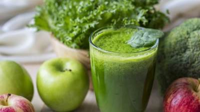 سموذي السبانخ بالأناناس لبداية يوم جديد وصحي