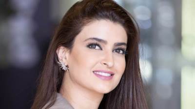 علا الفارس تخطف الأنظار ببدلة قطيفة وكمامة