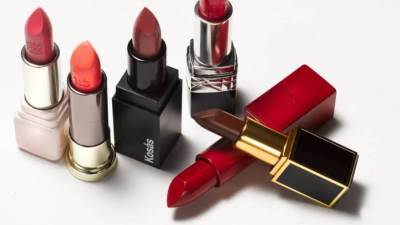 وداعًا بقع أحمر الشفاه من الملابس بهذه الطرق