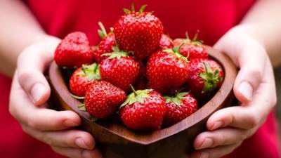 حيلة لاتتوقعها للحفاظ على قوام الفراولة دون تلف