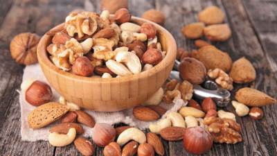 لتحصلي على الفائدة القصوى من المكسرات تناوليها في هذه الأوقات