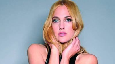 مريم أوزرلي تخطف الأنظار بإطلالة كلاسيكية