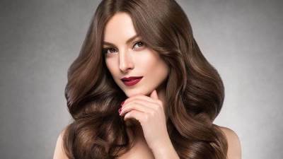 5 وصفات طبيعية لتطويل الشعر وتكثيفه بسرعة