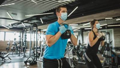 دراسة : ارتداء الكمامة أثناء ممارسة الرياضة لا يشكل خطر