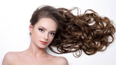 4 وصفات طبيعية للعناية بالشعر والتخلص من القشرة