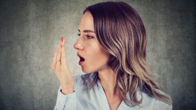 طبيب أخصائي يكشف أسباب رائحة الفم الكريهة
