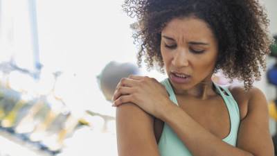 انتبه .. الألم بالقرب من لوح الكتف الأيمن علامة على أحد أنوع السرطان