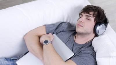 مخاطر النوم بسماعات الرأس على الجسم وكيفية الوقاية منها