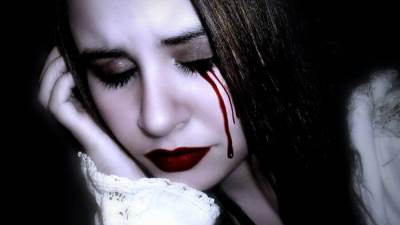 شاهد .. فتاه "تبكي دموعا من دم !