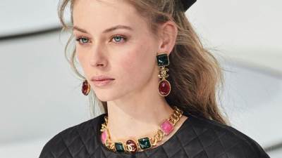 بالصور.. اتجاهات موضة المجوهرات لخريف 2021