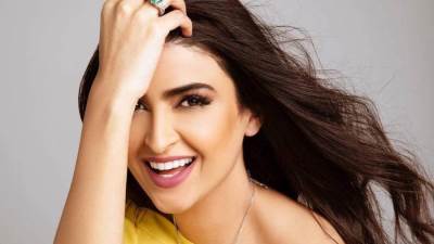 علا الفارس تتألق بإطلالة ناعمة من داخل سيارتها