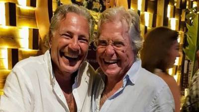 شاهد.. الأخوين حسين ومصطفى فهمي يشعلان حفل عيد الميلاد مع زوجتيهما