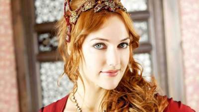 مريم أوزرلي تبریز أنوثتها بشعر كيرلي ومكياج لافت