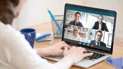 هل صوت المرأة أقل كفاءة من صوت الرجل في مؤتمرات الفيديو؟