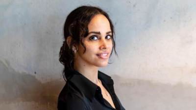  نور عمرو دياب تتألق بلوك خريفي جميل