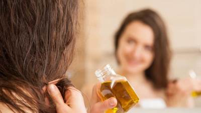 إصنعي زيت عشبي صحي لشعرك في المنزل