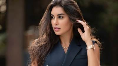 ياسمين صبري تبرز أنوثتها بالأبيض