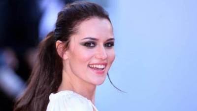 فهرية أفجان تبرز أناقتها وسط الطبيعة