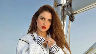 شاهد.. أخر ظهور للفنانة درة بمايوه يبرز جسدها على البحر