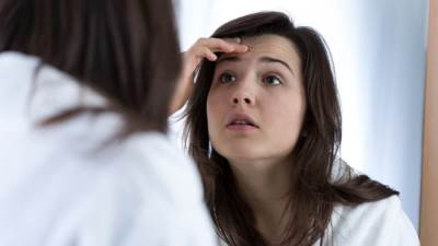 ما هي أسباب ظهور التجاعيد لدى المراهقين؟