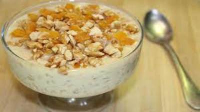 الشوفان المطبوخ بالحليب مزيناً بالعسل والموز