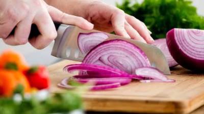 طرق لتقطيع البصل بدون دموع