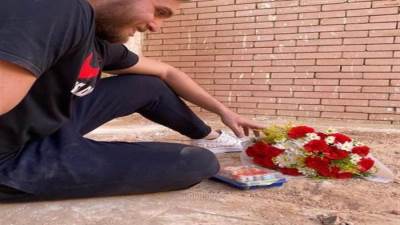 شاهد.. ابن نادية العراقية بالورد والسوشي في قبر والدته