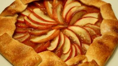 فطيرة التفاح المحببة من الأكلات الشعبية في أمريكا