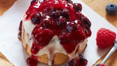 سينابون كذاب بحبات من الكرواسون الشهي والطيب