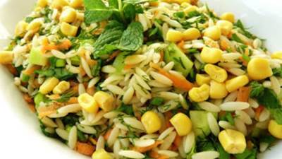 قدمي سلطة لسان العصفور بالخيار والبقدونس باردة لأفراد أسرتك