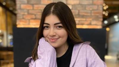 ليلى أحمد زاهر تستعرض جمالها بفستان أنيق