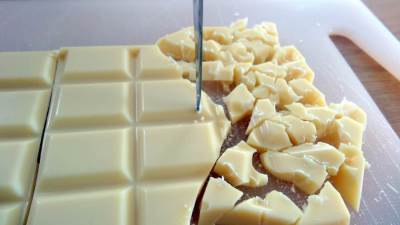 طريقة عمل الشوكولاتة البيضاء بدون لبن بودرة