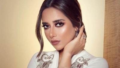 بلقيس فتحي تستعرض أناقتها بفستان على الموضة