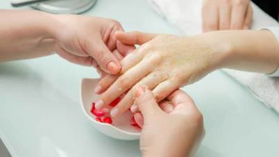وصفات طبيعية لتقشير اليدين .. جربيها