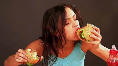 كيف تتوقف عن الإفراط في تناول الطعام