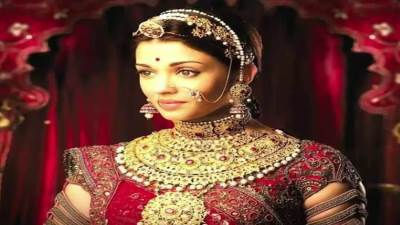 يرتدي نظارة .. عروس هندية تطلب الطلاق بحفل زفافها 