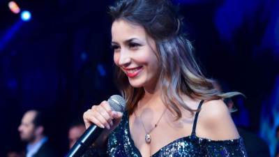 بالفيديو .. لحظة سقوط المطربة جنات داخل حمام السباحة