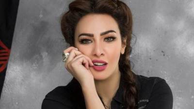 بدون مكياج .. ميريهان حسين تخطف الأنظار من داخل الطائرة