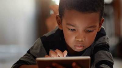 كل ساعة إضافية يقضيها الأطفال أمام الشاشات تعرضهم لمرض مزمن .. تعرفي عليه