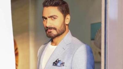 بالفيديو .. قبلة تامر حسني لمعجبته المحجّبة تثير الجدل