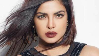 فى العيد .. تألقى بالفساتين الضيقة على طريقة بريانكا شوبرا