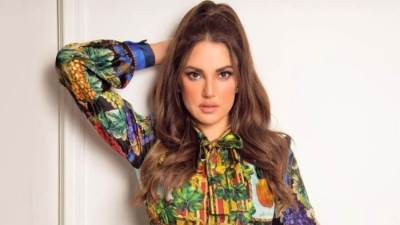 درة تخطف الانظار بفستان موف