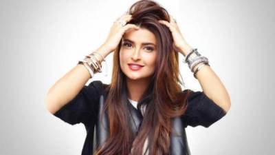 بالقبعة والابيض .. علا الفارس بإطلالة أنيقة كالاميرات 