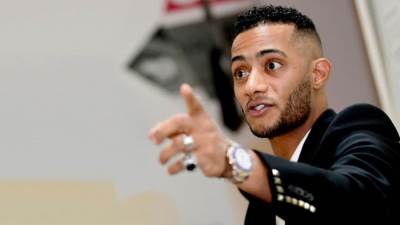 شاهد .. محمد رمضان يخلع حذائه ويتسلم تكريم "حافي القدمين"