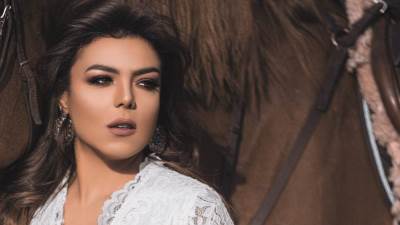 ناهد السباعي تثير الجدل داخل حمام السباحة