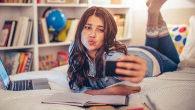 علامات تعرفك انه معجب بيكى من على السوشيال ميديا 