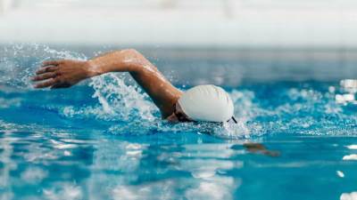 دراسة تكشف تأثير السباحة على الدماغ